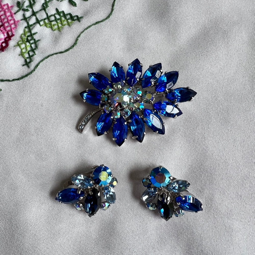 Rhinestone Brooch w Matching Earrings